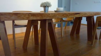 luxusní dřevěný stůl