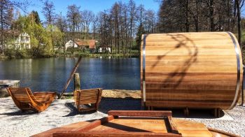 sudová sauna na břehu rybníka
