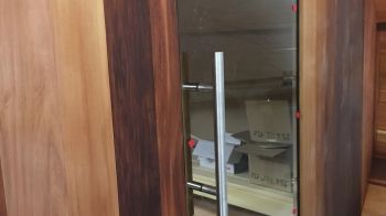 suana s prosklenými dveřmi