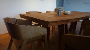 maivní dřevěný konferenční stůl